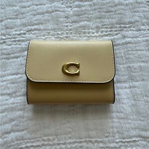 Coach Essential Card Holder Wallet In The Color Moonlight